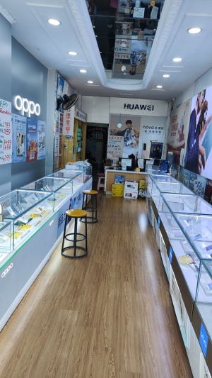 繁华市中心华联楼下手机店转让！