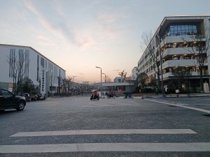 宜宾职业技术学院南门临街旺铺直租！