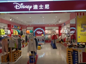 萝北营业中的比优特迪士尼品牌童装店空转！