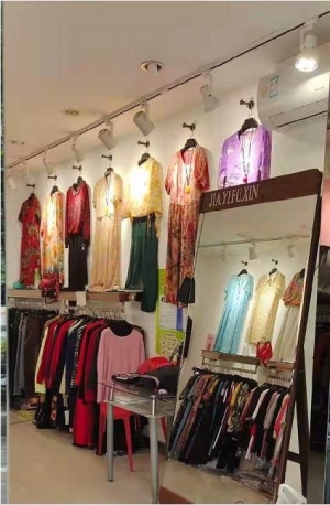 临街盈利服装店转让（可空转不限行业）